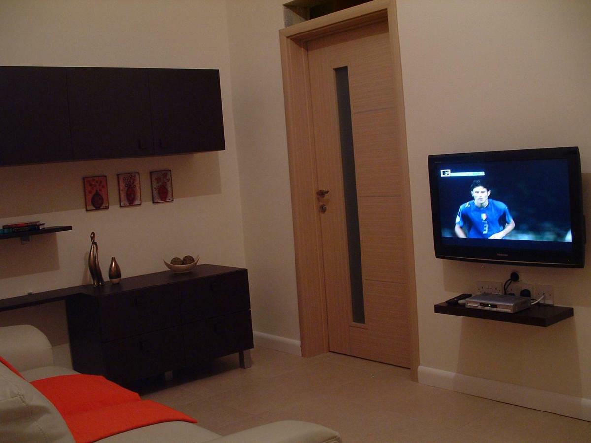 Triton Apartment Сейнт Полс Бей Екстериор снимка